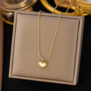 9 [AH65] White Shell Heart-Shaped Necklace / Gold
