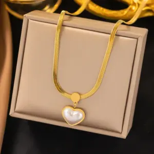 【AH6154】Heart-Shaped White Shell Necklace / Gold