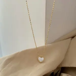 【AH210】White Shell Heart Necklace / Gold