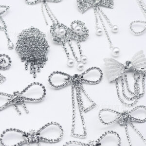 O1CN0101nF181VBigcqnXHh_2217099202615-0-cib Wholesale Diverse Silver Bow Water Diamond Crystal Chest Flower DIY Patches