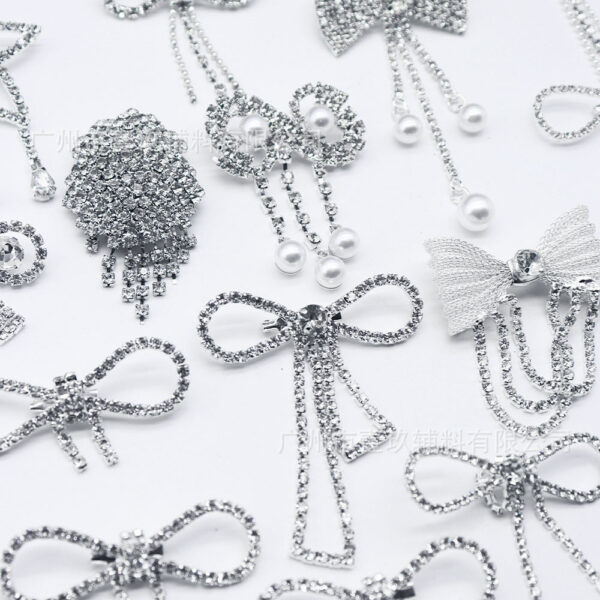 O1CN0101nF181VBigcqnXHh_2217099202615-0-cib Wholesale Diverse Silver Bow Water Diamond Crystal Chest Flower DIY Patches