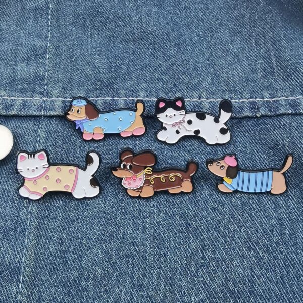 Wholesale Cute and adorable sausage dog cat alloy cartoon brooch