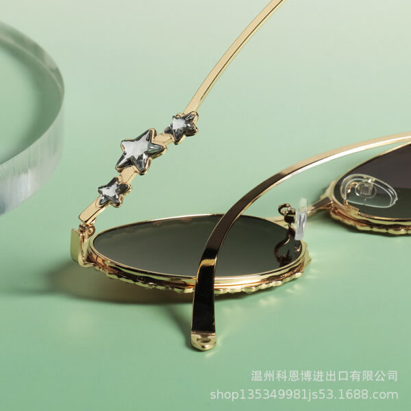 Wholesale Small frame diamond encrusted oval metal pentagram sunglasses