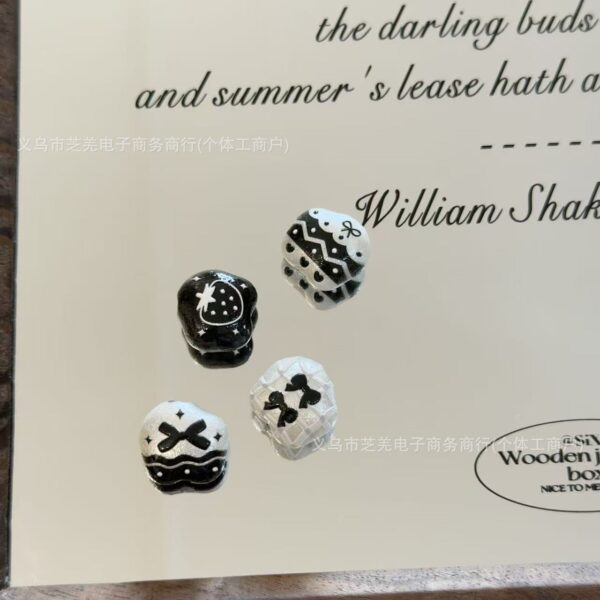 Wholesale 10pcs silk black and white egg flower relief acrylic beads