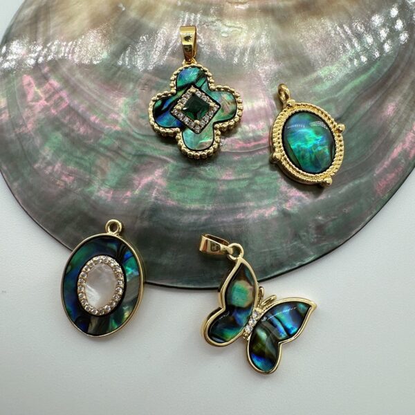 Wholesale 18K Gold Plated Copper Natural White Abalone Butterfly Four Leaf Flower Vintage Oval Pendant