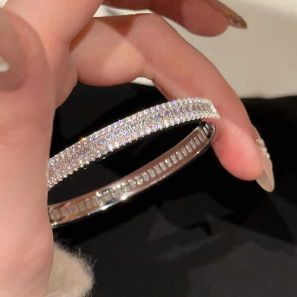 Wholesale Vintage inlaid shiny zircon buckle bracelet