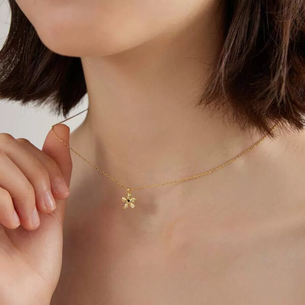 O1CN011bjJ3X1t2bf9xcJwR_2209746145844-0-cib Wholesale Begonia Mark Exquisite Texture Mini Flower Daily Versatile Necklace