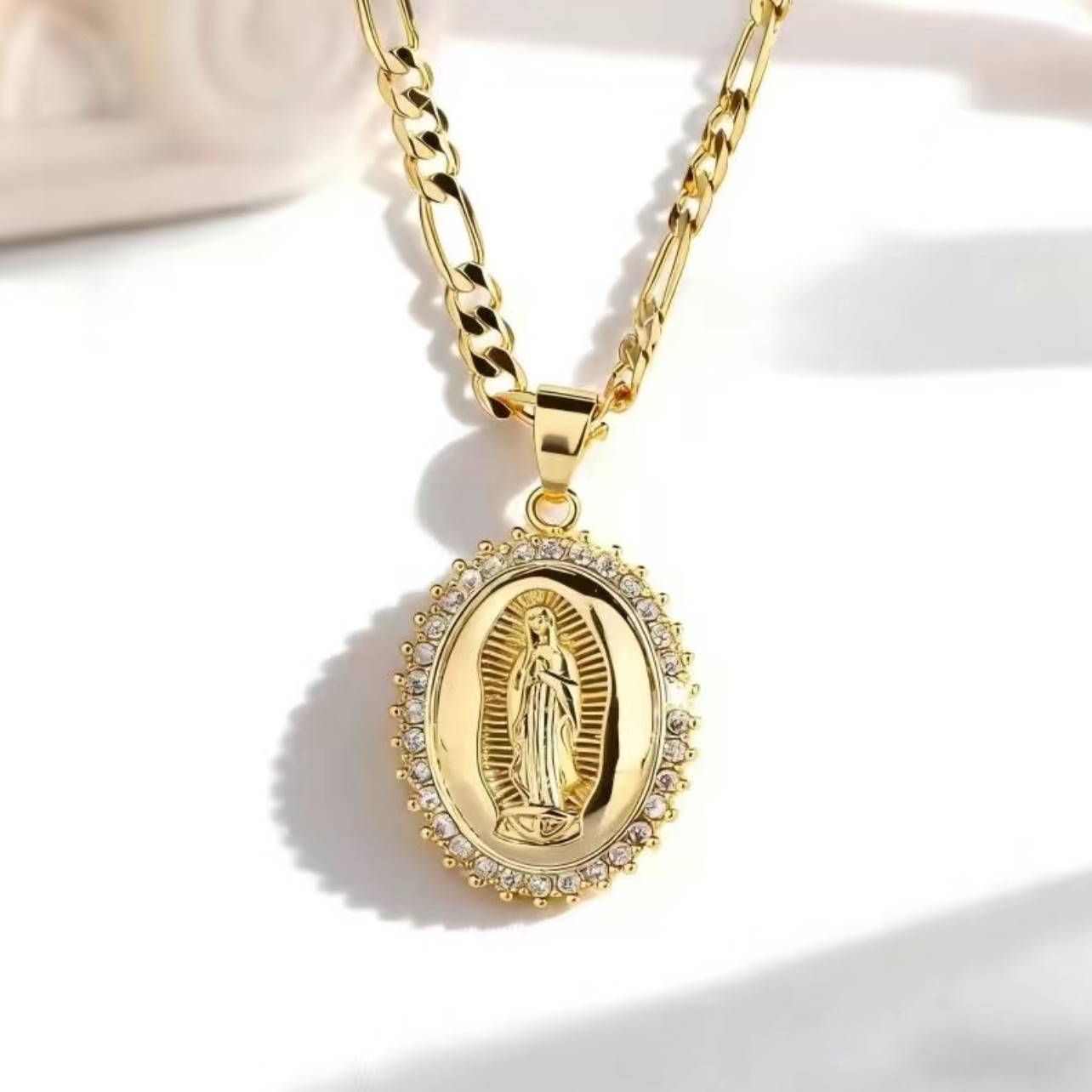 Wholesale rtrait oval pendant inlaid with zircon necklace