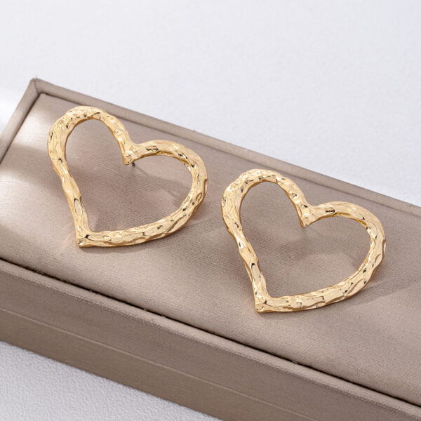 Wholesale Gold metal electroplated heart-shaped earrings