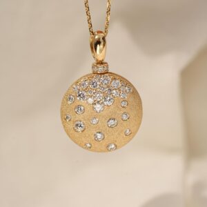 Diamond opening and closing necklace