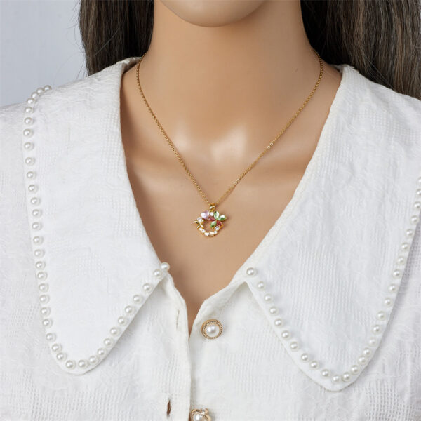 Wholesale Titanium steel necklace flower pendant