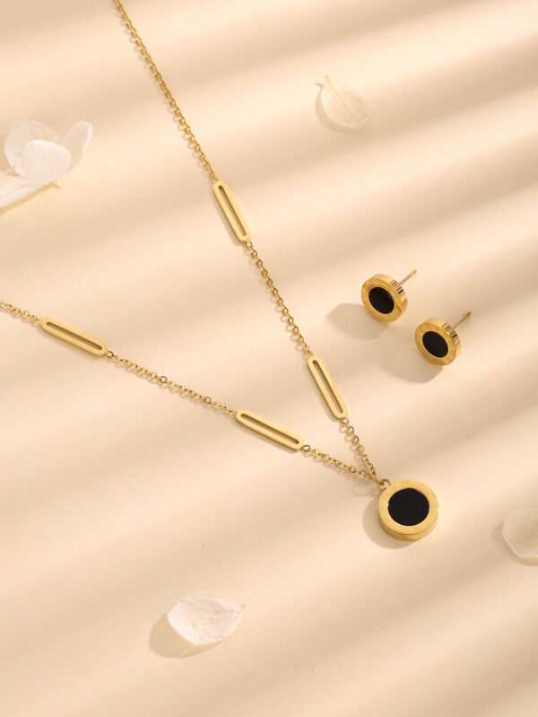 O1CN013kcyQN1MqB07whWZ2_2212889381485-0-cib Wholesale Titanium Steel Black and White Mother of Pearl Double Sided Roman Necklace and Earrings