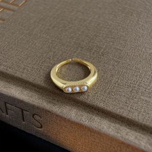 Simple pearl ring