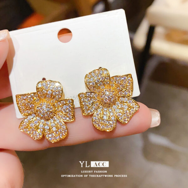 Wholesale Sparkling diamond studded flower silver needle earrings