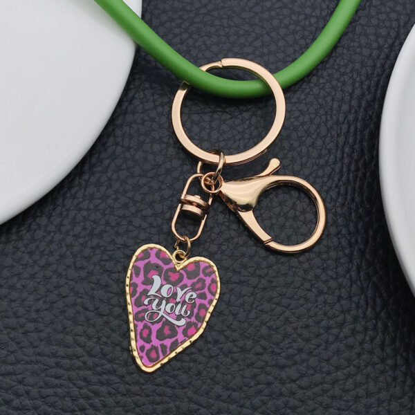 O1CN014DbCLJ2Kpbd21FbD9_2217654629606-0-cib Wholesale Purple printed big heart Valentine's Day alloy 8-shaped keychain