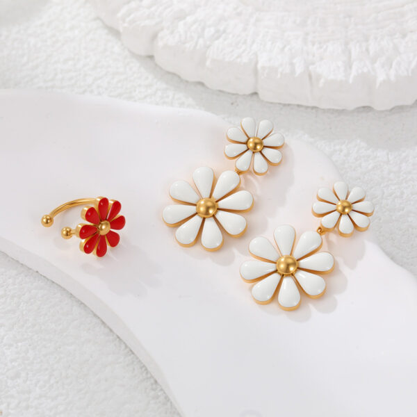 Wholesale Hot-selling titanium steel daisy earrings and ear cuffs for women in Europe and America - a versatile and fashionable cross-border fashion accessory.