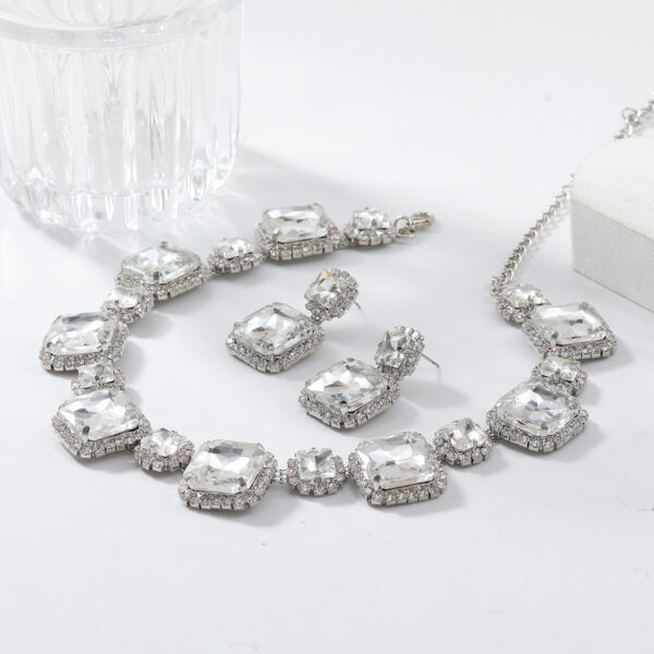 Wholesale 2024 New Exaggerated Luxury Rhinestone Green Red White Earrings Necklace Set Jewelry Sets Earrings