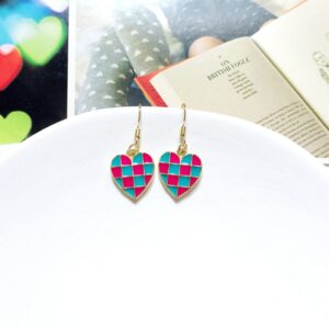 Red and green plaidcontrast color, a pair of steel needle ear hooks