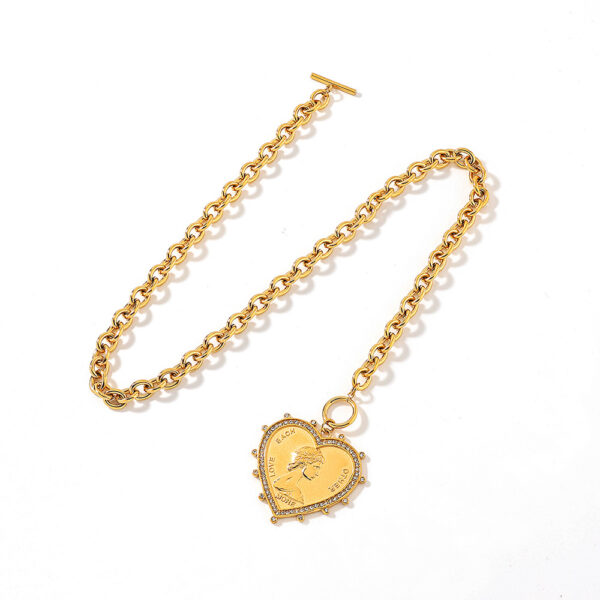 Wholesale Stainless Steel Necklace Queen Portrait Heart Shape Necklace