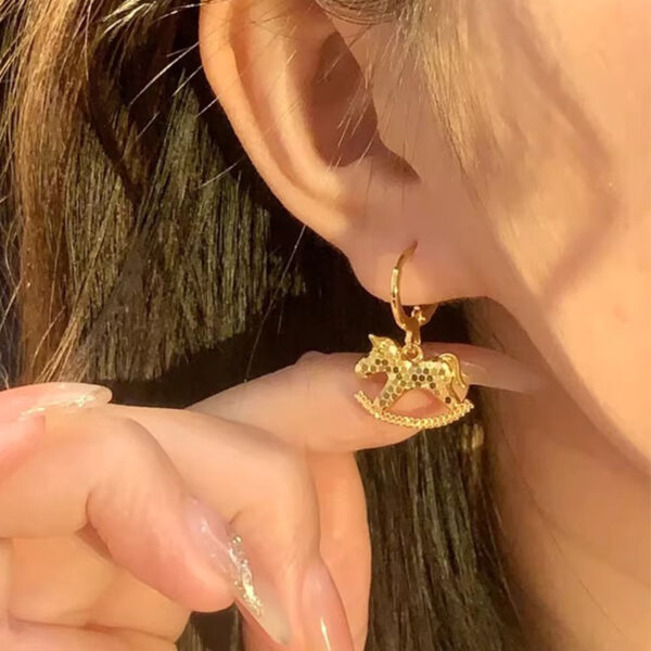 Wholesale Golden crushed ice rocking horse earrings