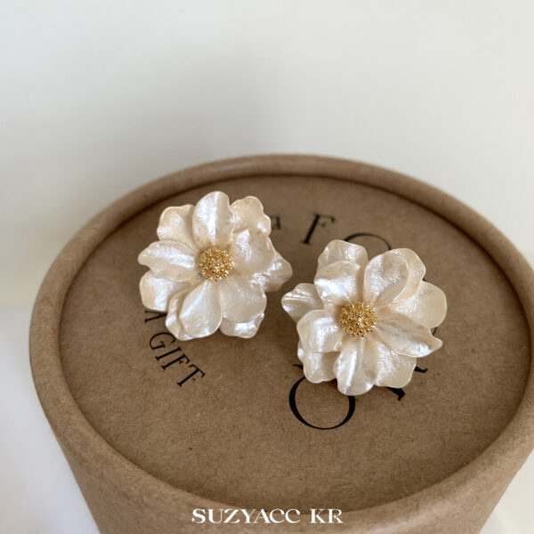 Wholesale Simulated Camellia Luxurious Feel Earrings