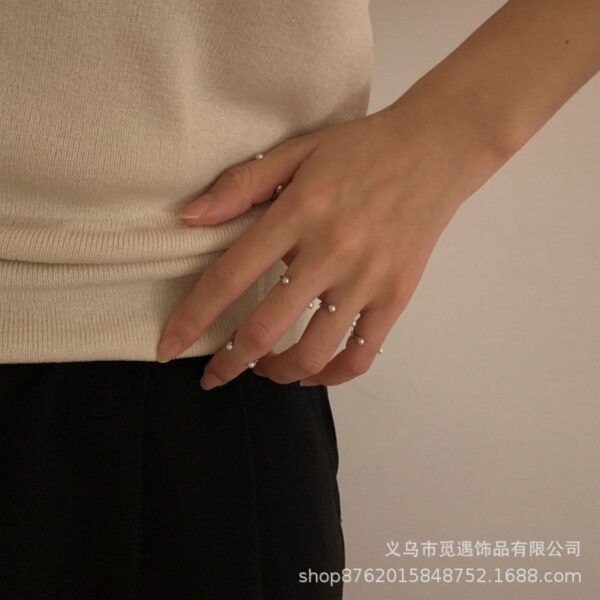 O1CN017BLqj01k0vj6kivew_2221230424622-0-cib Wholesale Minimalist pearl knuckle ring, niche and sophisticated, fashionable and unique, featuring a combination of beads for layering and a cool, understated style.