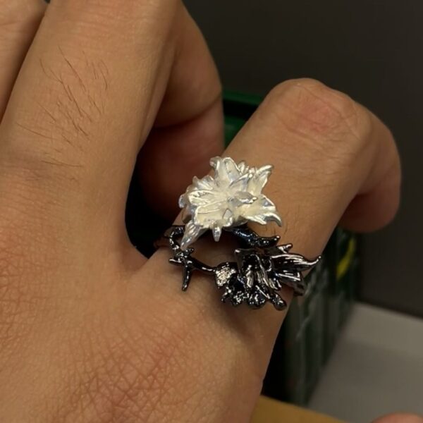 O1CN017CvyPK1l5L52iQVGR_2216005864767-0-cib Wholesale Black and white twin flower non fading ring