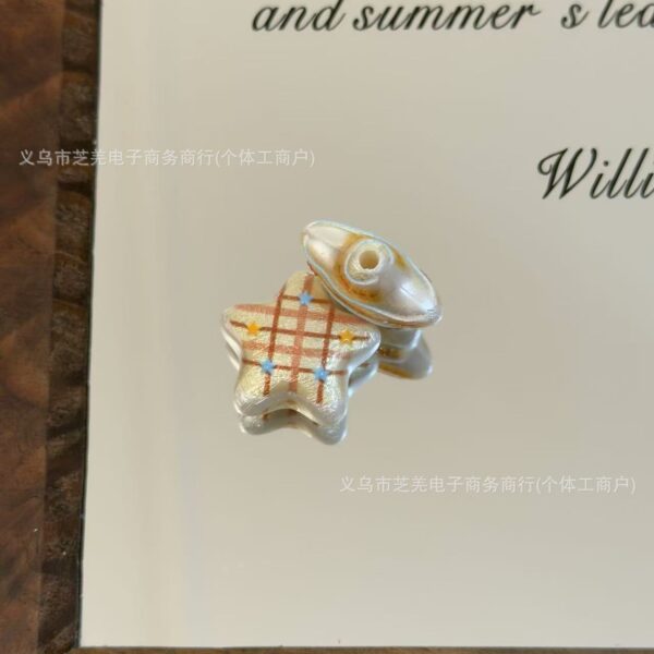 Wholesale 10pcs embossed silk gold pentagonal star acrylic beads