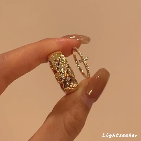 O1CN017qt1pA2B6Q4BAZJsn_2215668728289-0-cib Wholesale Vintage diamond-encrusted quilted wide ring, Chanel-inspired, understated luxury, full diamond cross, stacked on the index finger ring