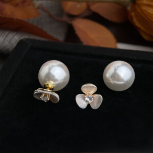 A two-piece mother-of-pearl flower-silver needle