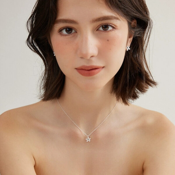 O1CN0197XB241t2bfAw6OXw_2209746145844-0-cib Wholesale Begonia Mark Exquisite Texture Mini Flower Daily Versatile Necklace