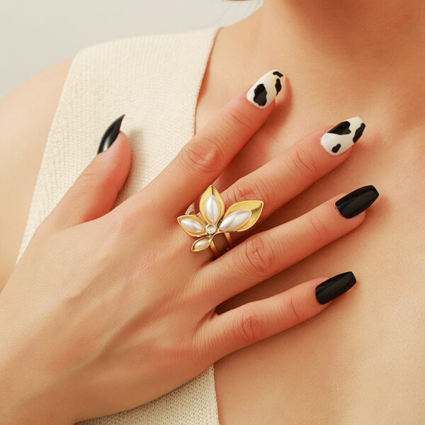 Wholesale Stainless steel ring with elegant petal opening