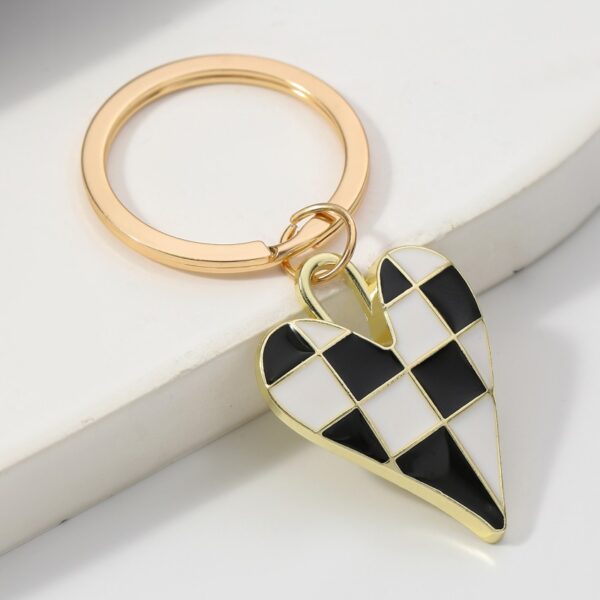 Wholesale Amazon checkered alloy heart personalized devil's eye keychain