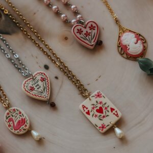 O1CN019UXRnW1sJirVac7c8_2211980445746-0-cib Wholesale Retro Oil Painting Style Heart Print Pendant Necklace