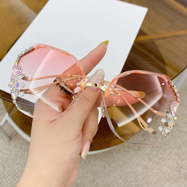 Wholesale Frameless cutting edge inlaid with diamonds Women Sunglasses