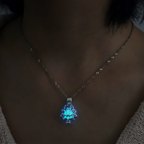 O1CN019wiC1r2IVKsviSElx_3919529291-0-cib Wholesale Lotus Box Luminous Necklace