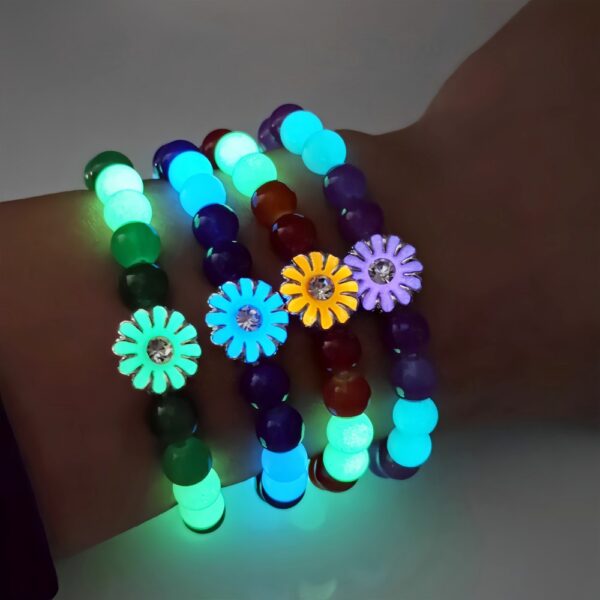 O1CN01A3FqZJ2IVKt3M552Z_3919529291-0-cib Wholesale Luminous Daisy Bracelet Environmentally Friendly Alloy Flower Shape