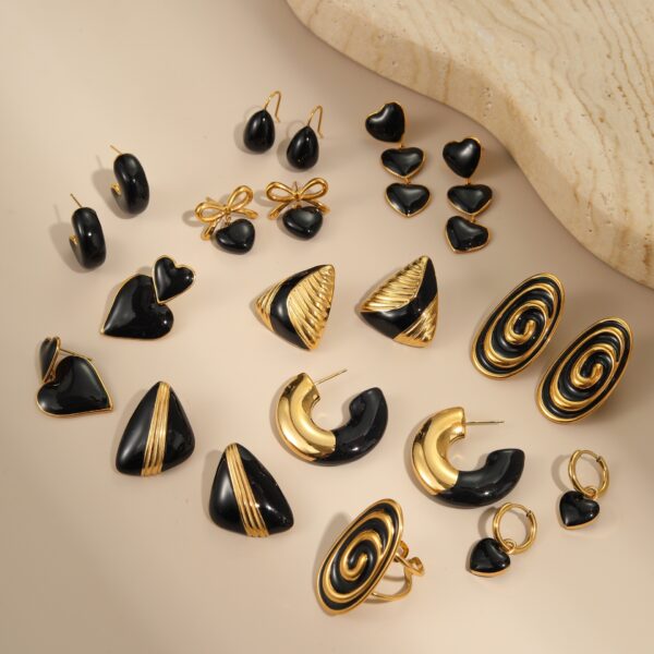 Wholesale Black heart-shaped titanium steel earrings