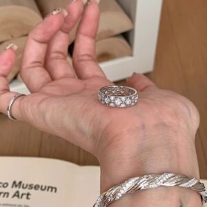 Flower-shaped hollow ring (open)