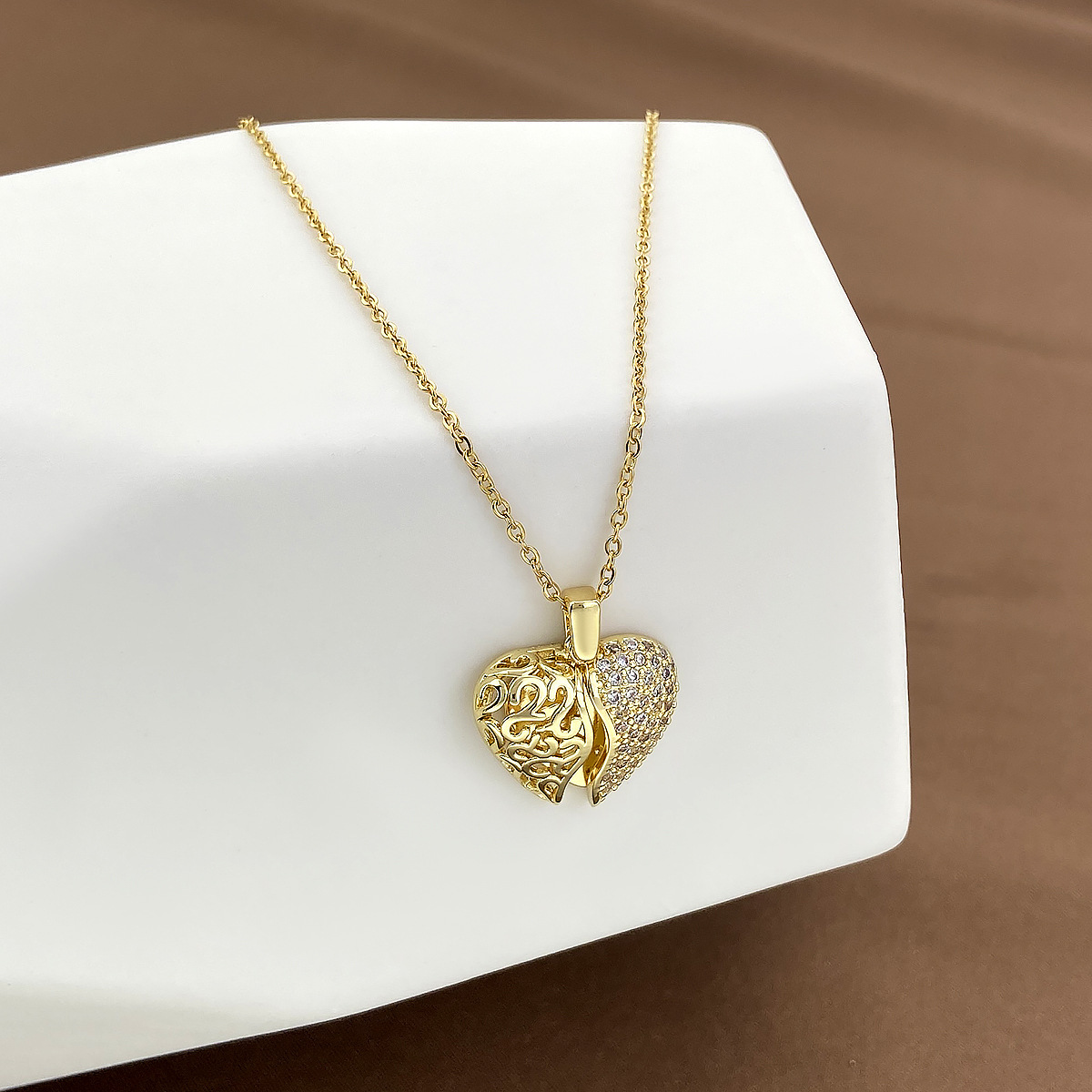 Wholesale Hollow heart can be opened and closed