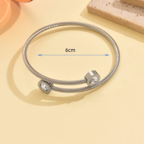 O1CN01BTIUEB1MqBCdwS6Ng_2212889381485-0-cib Wholesale Stainless steel artificial zircon silver open bangle with a twisted design