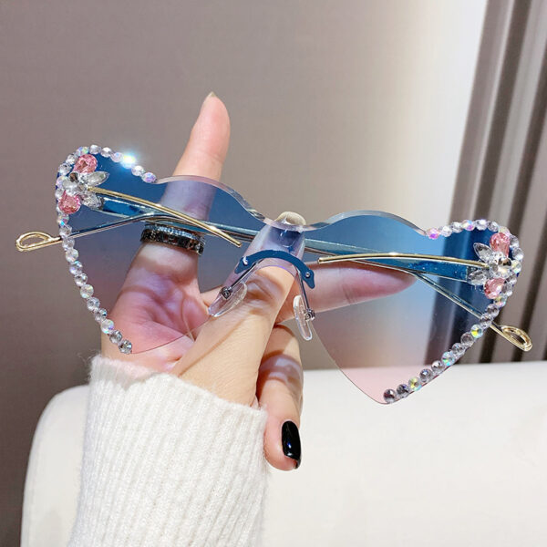 O1CN01BZduQU22DtzSBnT4J_2917127087-0-cib Wholesale Diamond studded heart-shaped lens sunglasses
