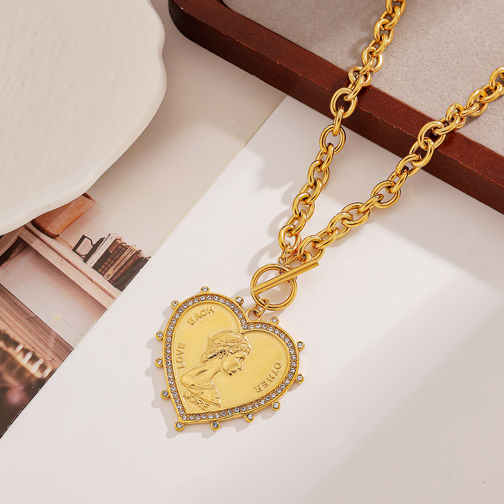 Wholesale Stainless Steel Necklace Queen rtrait Heart Shape Necklace