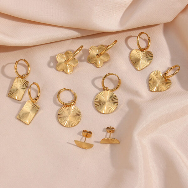 O1CN01CZmBpK2AUrG47aiNd_2213308878207-0-cib Wholesale Striped geometric pendant necklace