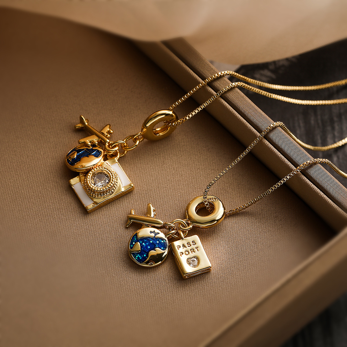 Wholesale Copper Gold-Plated Zircon Camera Passrt Pendant Necklace Collarbone Chain