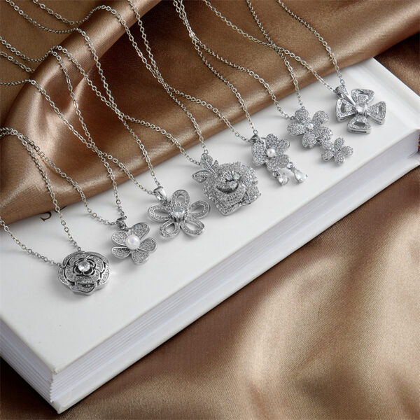 O1CN01DkT0Kt20t0AVSN63J_2215152786906-0-cib Wholesale women's flower pendant niche design titanium steel clavicle chain