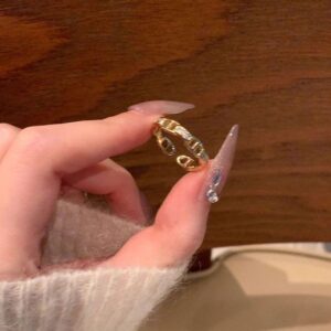 [style a] / Adjustable opening