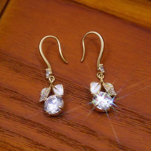 Wholesale Chinese Valentine's Day Popular Mid-Century Style Earrings, Light Luxury and Versatile Zircon Earrings, Niche Design Seaside Vacation Earrings