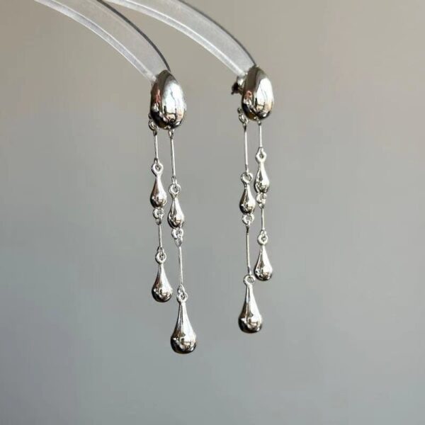 O1CN01G7LtWm26dmlRed7bt_2209765657685-0-cib Wholesale Alloy Silver Teardrop Tassel Earrings