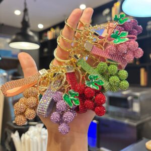 Fully diamond-encrusted simulated grapes (randomly mixed) / 5.3*3.7